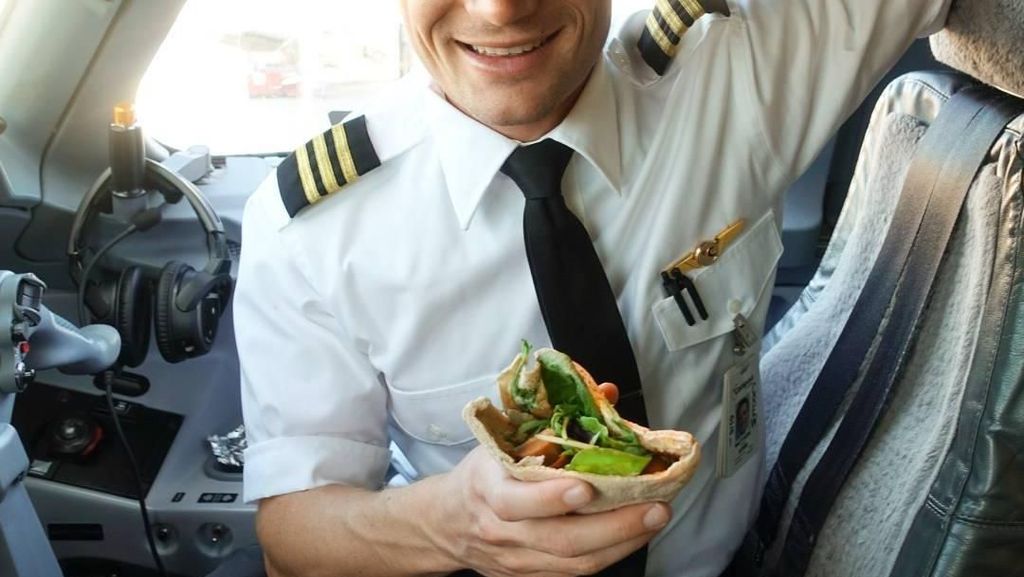Keren Banget! Ini 10 Pose Pilot Vegetarian Makan di Kokpit Pesawat