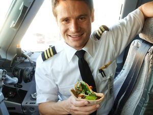 Keren Banget! Ini 10 Pose Pilot Vegetarian Makan di Kokpit Pesawat Keren Banget! Ini 10 Pose Pilot Vegetarian Makan di Kokpit Pesawat