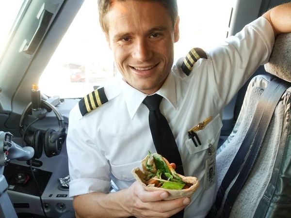 Keren Banget! Ini 10 Pose Pilot Vegetarian Makan di Kokpit Pesawat