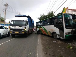Rem Blong, Bus Karyawan Seruduk Toko Kelontong