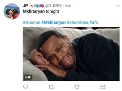 Menangislah Mkhitaryan jika itu membuatmu lega karena melewati debut bersama Arsenal dengan kekalahan. (Foto: Twitter @1JPEE)