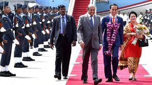 7 Gaya Iriana Jokowi Padukan Batik dan Tas Dior Puluhan Juta Rupiah