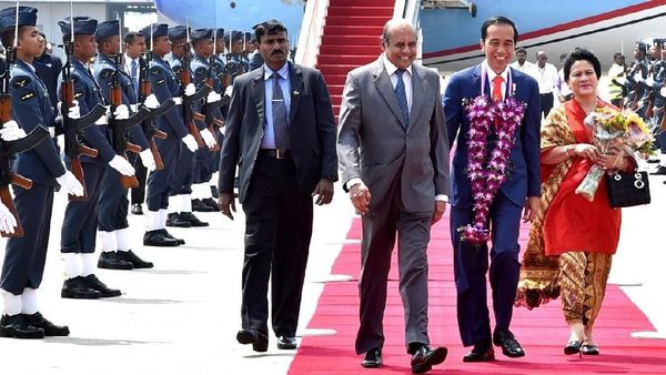 7 Gaya Iriana Jokowi Padukan Batik dan Tas Dior Puluhan Juta Rupiah