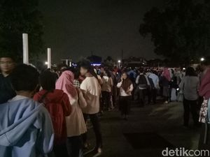 Antusiasme Warga Lihat Super Blue Blood Moon di Taman Ismail Marzuki