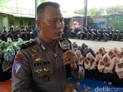 Polisi di Mojokerto Ini Mahir Hipnoterapi dan Bermain Sulap