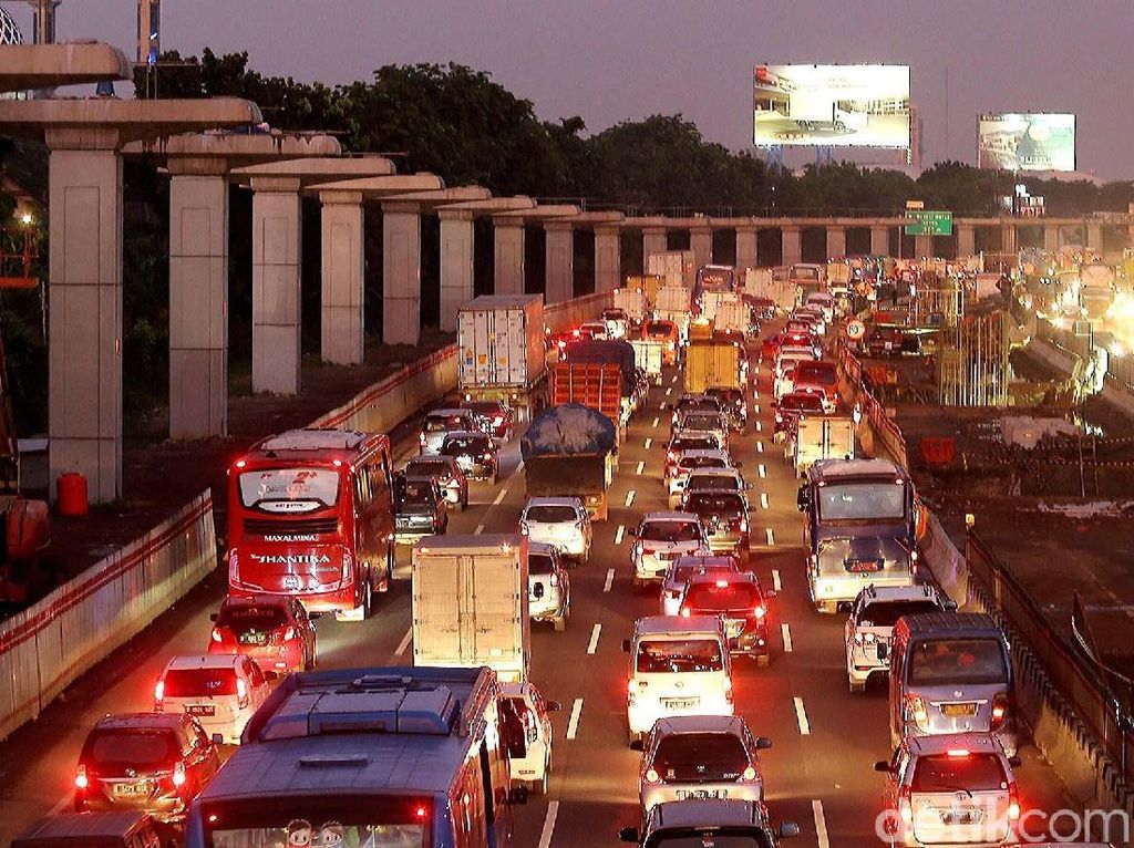 Imbas Penyempitan Jalan, Tol Jakarta-Cikampek Macet 10 Km Imbas Penyempitan Jalan, Tol Jakarta-Cikampek Macet 10 Km