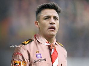 Alexis Sanchez Berjersey Pramuka, Harry Styles Jajan di Angkringan