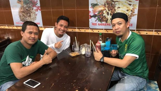 Evan Dimas (tengah) bercengkerama bersama Aditia Gilang Rhamadani(kanan) di Selangor, Malaysia. (Dok. Istimewa)