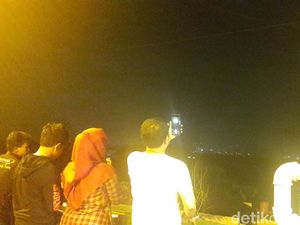 Tonton Super Blue Blood Moon, Warga Bogor Padati Jembatan Cinta