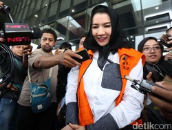 Saksi Mengaku Serahkan Map Diduga Berisi Uang ke Bupati Rita