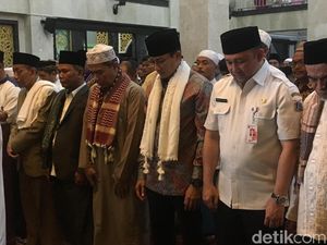 Sandiaga Uno Salat Gerhana di Masjid Al Mubarok Cempaka Putih