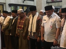 Sandiaga Uno Salat Gerhana di Masjid Al Mubarok Cempaka Putih