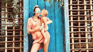 Cantiknya Supermodel Candice Swanepoel Saat Tunjukkan Baby Bump