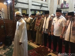 Sandiaga Salat Gerhana di Masjid Al Mubarok Cempaka Putih