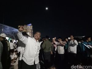 Keseruan Warga Makassar Selfie Berlatar Super Blue Blood Moon