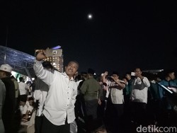 Keseruan Warga Makassar Selfie Berlatar Super Blue Blood Moon