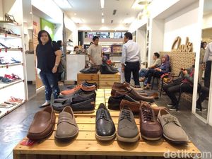 Jelang Tutup, Toko Sepatu Clarks Diserbu Pembeli