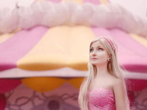 Gadis Brasil Mirip Barbie yang Senang Wisata Alam