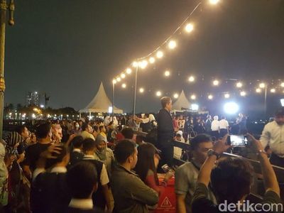 Foto: Antusiasme Wisatawan di Ancol Lihat Super Blue Blood Moon