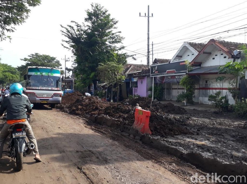 Awas, Ada Penanaman Pipa Proyek Umbulan di Jalur Malang-Pasuruan Awas, Ada Penanaman Pipa Proyek Umbulan di Jalur Malang-Pasuruan