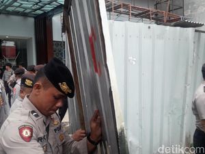 Usai Digeruduk Calon Jemaah, Kantor SBL Ditutup Polisi Usai Digeruduk Calon Jemaah, Kantor SBL Ditutup Polisi