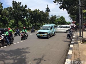 Sopir Angkot Tanah Abang Bubar dari Balai Kota Sopir Angkot Tanah Abang Bubar dari Balai Kota