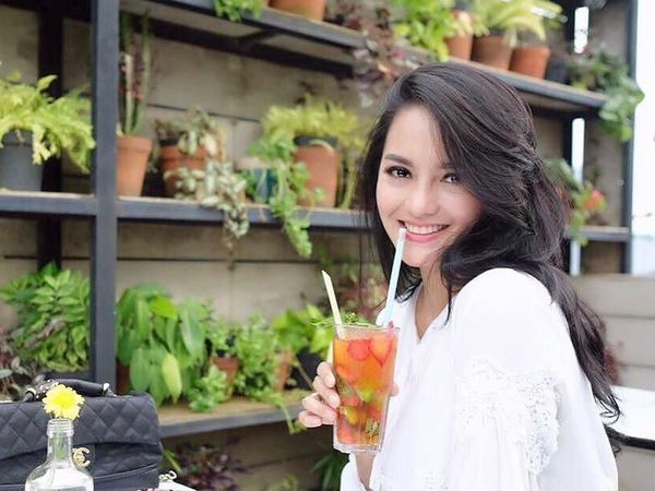Makin Cantik, Begini Gaya Ririn Ekawati Saat Berpose dengan Makanan Enak