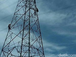 Seorang Wanita Coba Bunuh Diri Panjat Tower Sutet di Cilacap Seorang Wanita Coba Bunuh Diri Panjat Tower Sutet di Cilacap