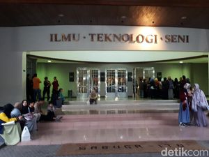 Ratusan Orang Padati Gedung Sabuga Saksikan Gerhana Bulan Total