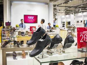 Transmart Full Day Sale Promonya Gila-gilaan! Sepatu Diskon hingga 70%