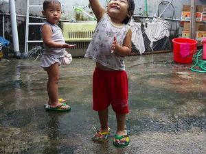 Benarkah Bermain Hujan Bikin Sakit? Ini Jawaban Ilmiahnya
