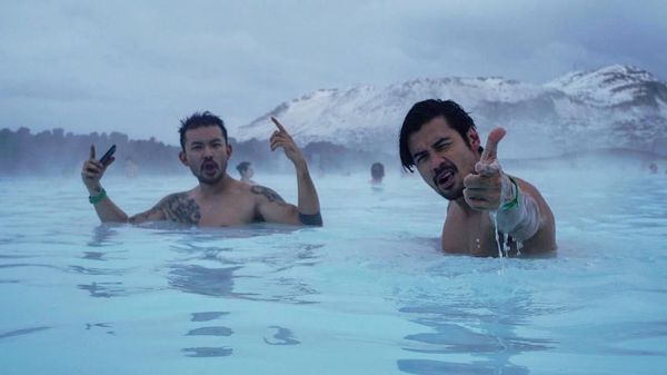 Saat Rio Dewanto & Chicco Jerikho Berendam Bareng di Islandia