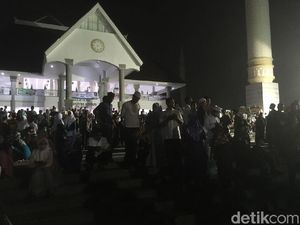 Warga NU Laksanakan Salat Gerhana di Masjid Raya Jakarta