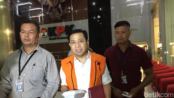 Foto: Usai Diperiksa KPK, Setya Novanto Bawa Nasi Kotak