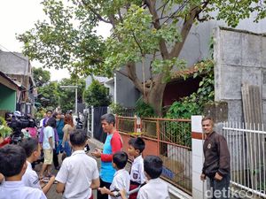 Ramai-ramai Warga Nonton Rumah Tengkorak Ayah-Anak di Cimahi Ramai-ramai Warga Nonton Rumah Tengkorak Ayah-Anak di Cimahi