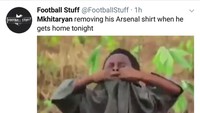 Luapkan segala emosimu Mkhitaryan, tak apa, wajar kok kalau kesal lantaran gagal membantu Arsenal meraih kemenangan di laga perdananya. (Foto: Twitter @FootballStuff)