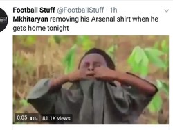 Luapkan segala emosimu Mkhitaryan, tak apa, wajar kok kalau kesal lantaran gagal membantu Arsenal meraih kemenangan di laga perdananya. (Foto: Twitter @FootballStuff)