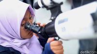 Foto: Berburu Super Blue Blood Moon, Warga Padati TIM