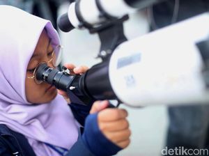 Foto: Berburu Super Blue Blood Moon, Warga Padati TIM