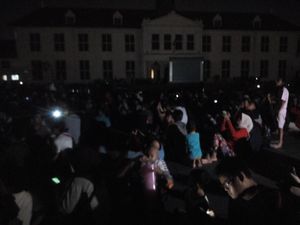 Sorakan Hore Pengunjung Kota Tua Saat Super Blue Blood Moon Terlihat