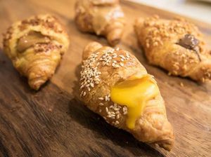 Gurih Lumer Croissant Isi Saus Telur Asin yang Pernah Hits