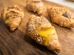 Gurih Lumer Croissant Isi Saus Telur Asin yang Pernah Hits