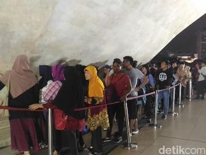 Warga Rela Antre Panjang Demi Lihat Gerhana Bulan dari Tugu Monas