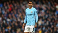 Pada 2015, Barcelona mengincar Danilo dari Porto untuk dijadikan pengganti Dani Alves. Pemain yang kini berseragam Manchester City itu malah memutuskan hijrah ke Madrid waktu itu. (Foto: Alex Livesey/Getty Images)