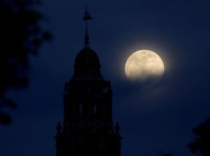 5 Fakta Blue Moon yang Muncul Malam Ini 22 Agustus 5 Fakta Blue Moon yang Muncul Malam Ini 22 Agustus