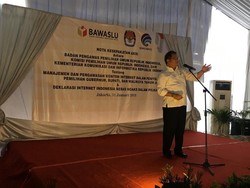 Pantun Lucu Menkominfo Serukan Lawan Hoax Pemilu