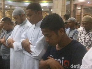 Umat Muslim di Ambon Gelar Salat Gerhana Bulan