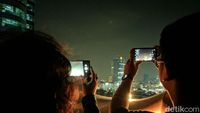 Ramai-ramai Berburu Foto Super Blue Blood Moon