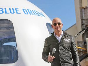 Orang Terkaya Sejagat Ternyata Fans Berat The Rock