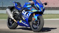 Motor MotoGP Suzuki Mengaspal di Jalan Umum